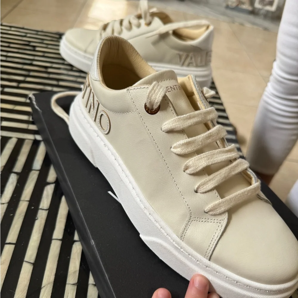 Valentino brand new size 9 ALICE LEATHER
CREAM never worn got wrong size - Picture 4 of 8